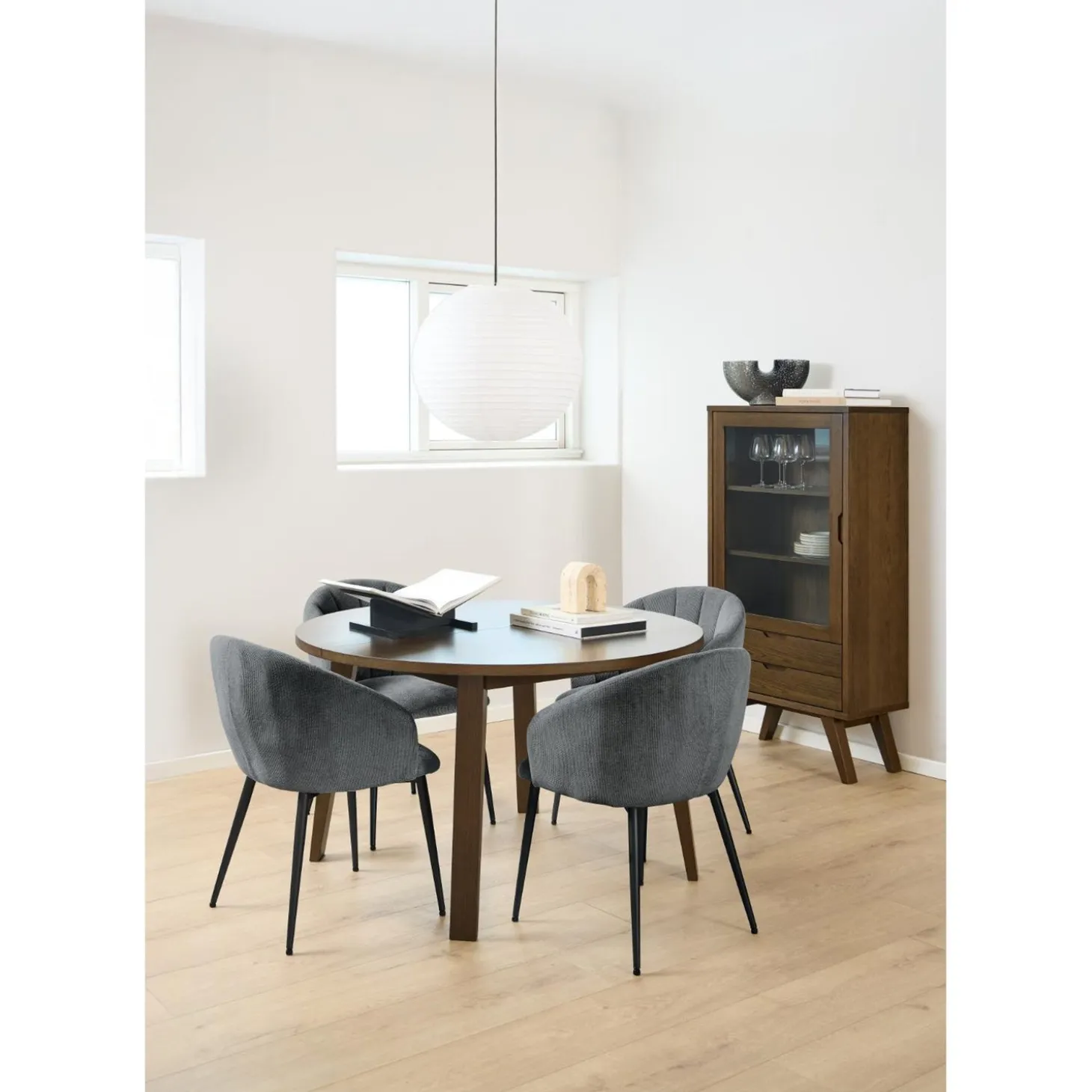 Arendal Vitrinskåp 145x72x36 cm Rökt Ek