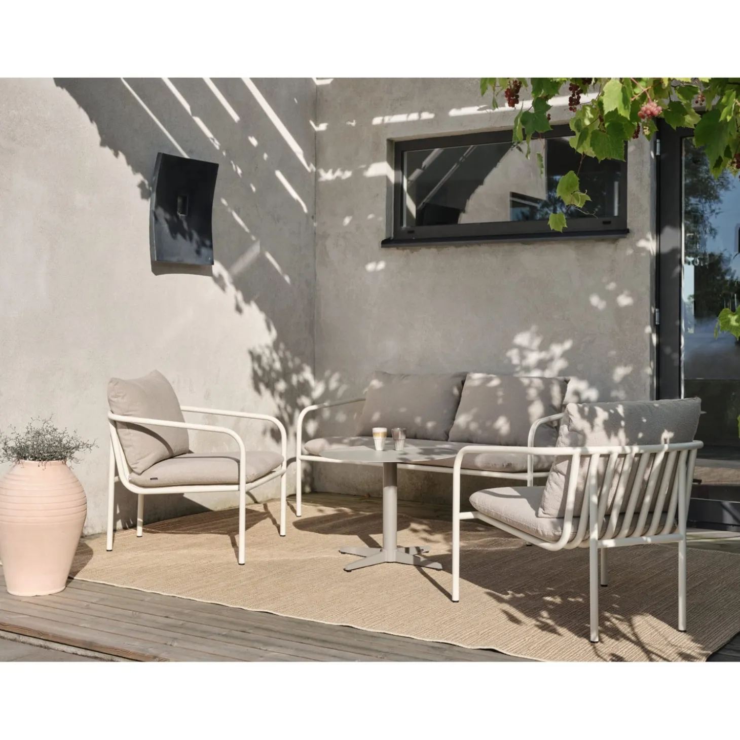 Bendt 2-sits Utesoffa Pearl White/Teddy Beige