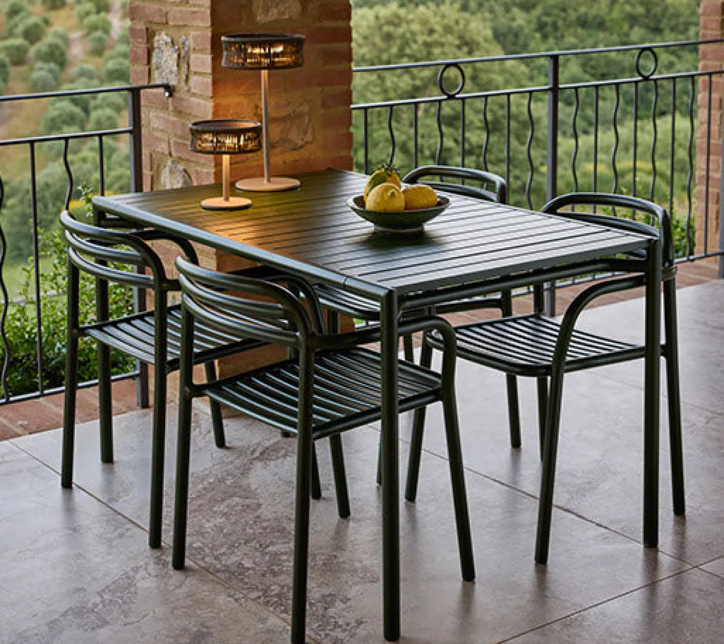 Bliss Matgrupp - Bord 130x80 cm + 4 st Karmstolar Dark Green