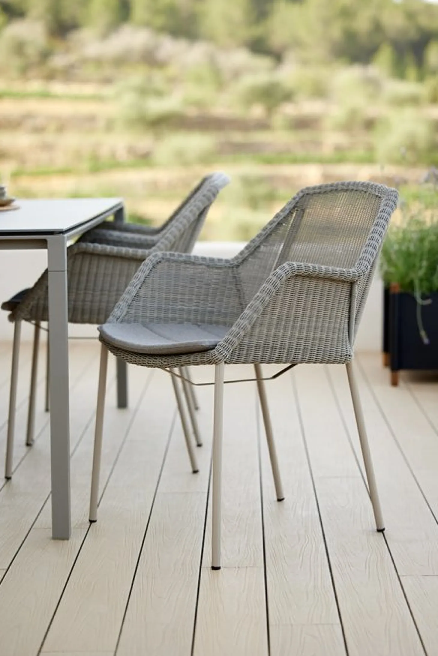 Breeze Stapelbar Karmstol Taupe
