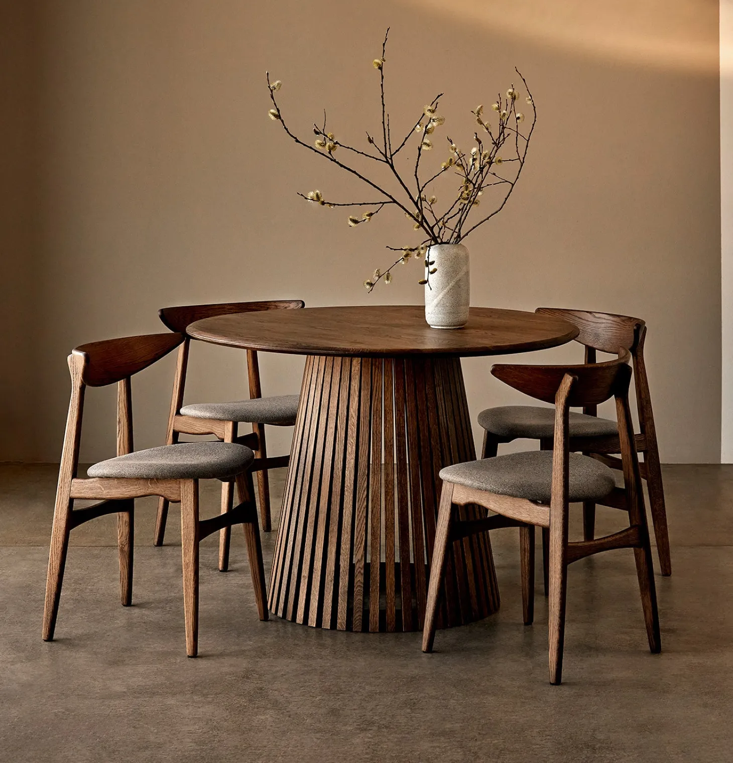 Dominus Matbord Rund 110 cm Smoked Oak